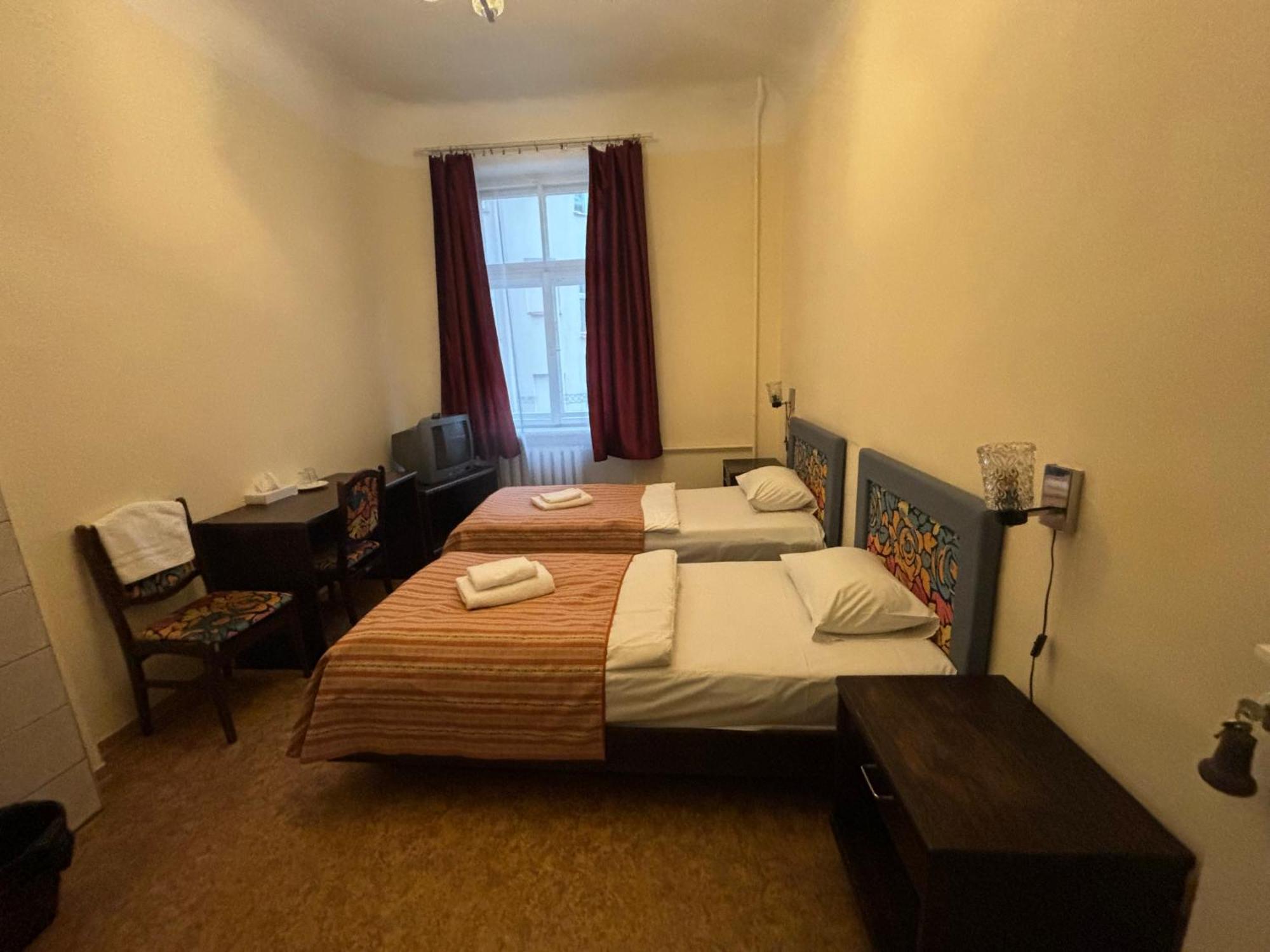 Hostel Viktorija With Private Rooms รีกา ภายนอก รูปภาพ