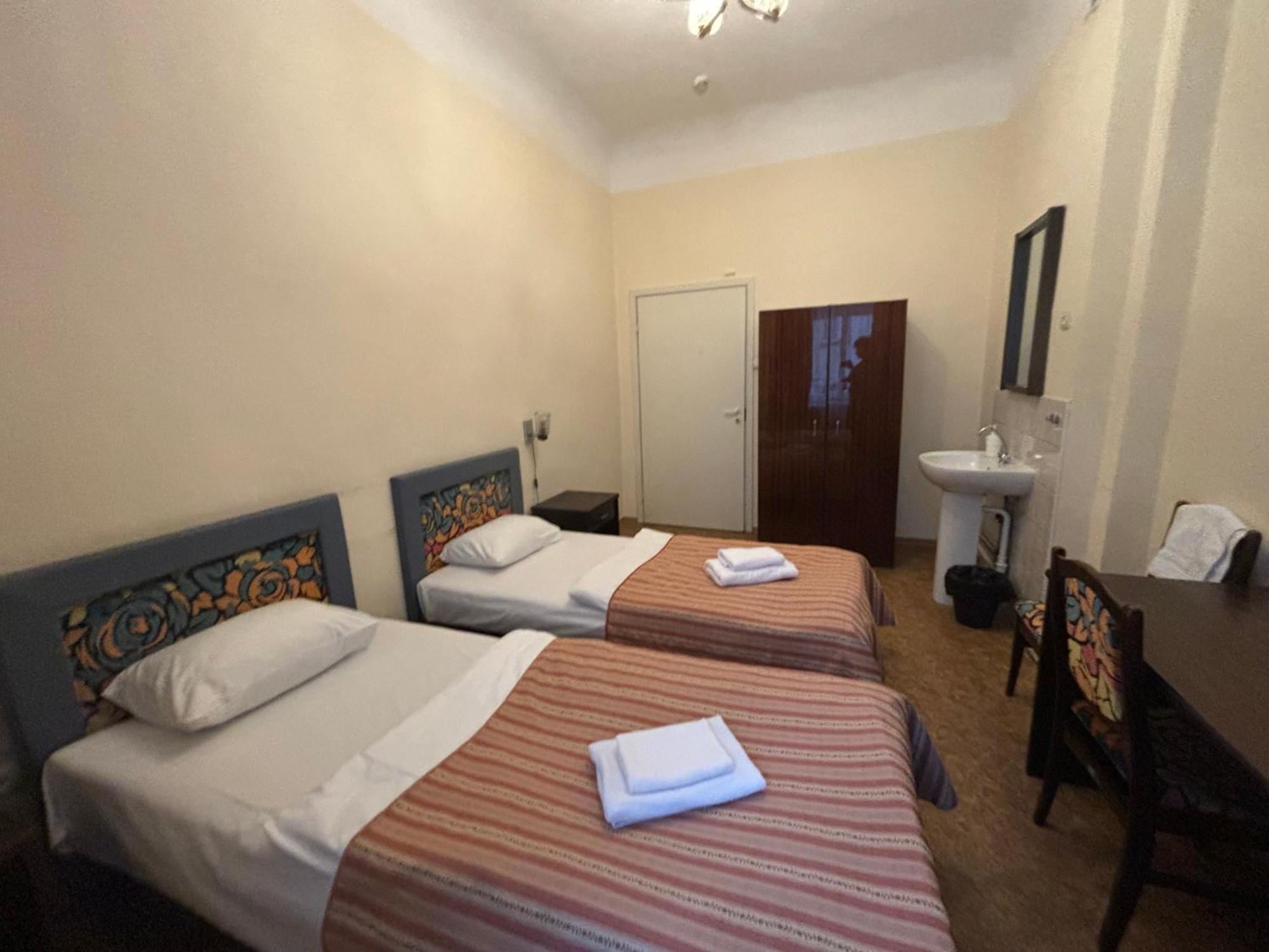 Hostel Viktorija With Private Rooms รีกา ภายนอก รูปภาพ