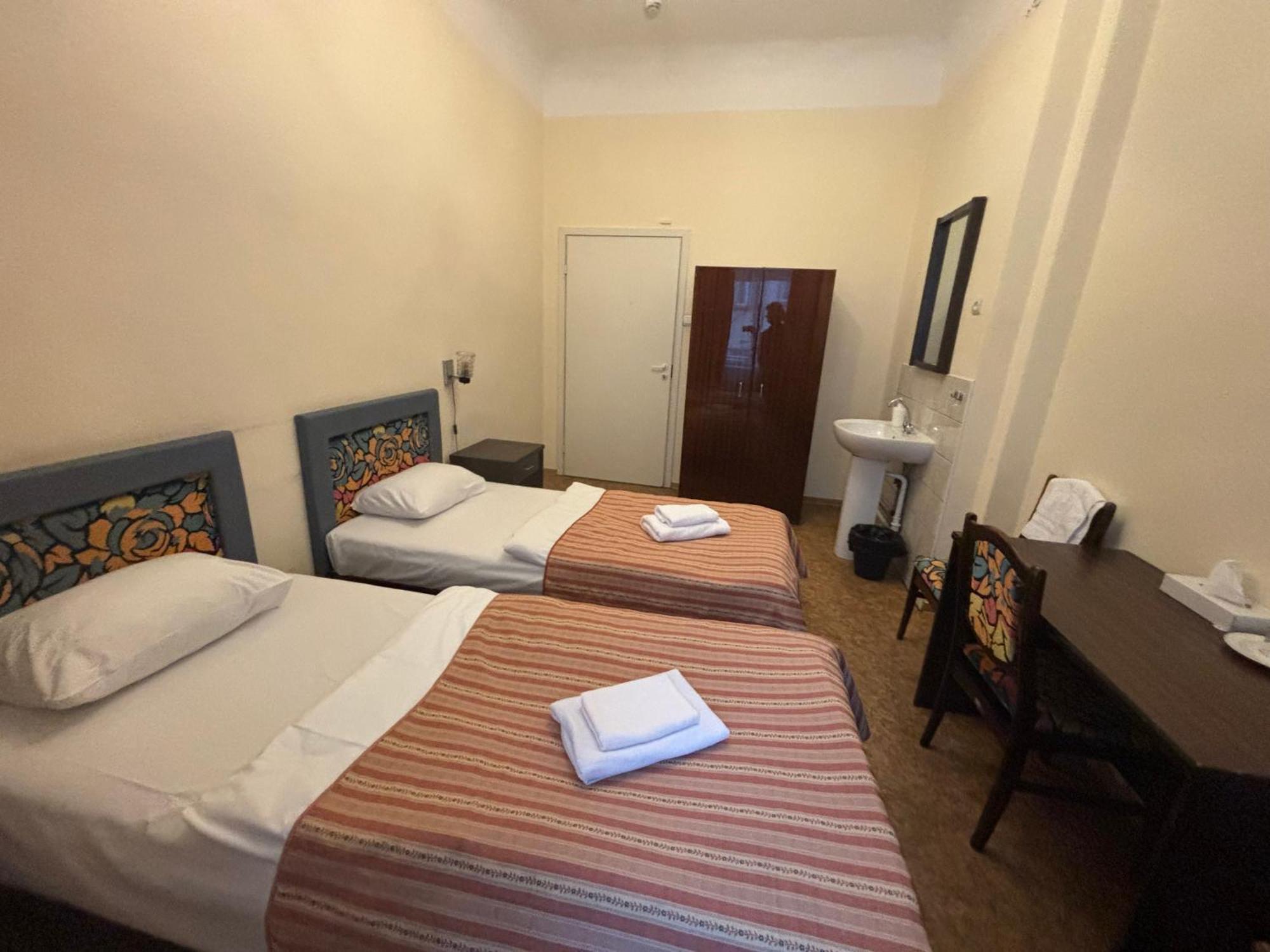 Hostel Viktorija With Private Rooms รีกา ภายนอก รูปภาพ