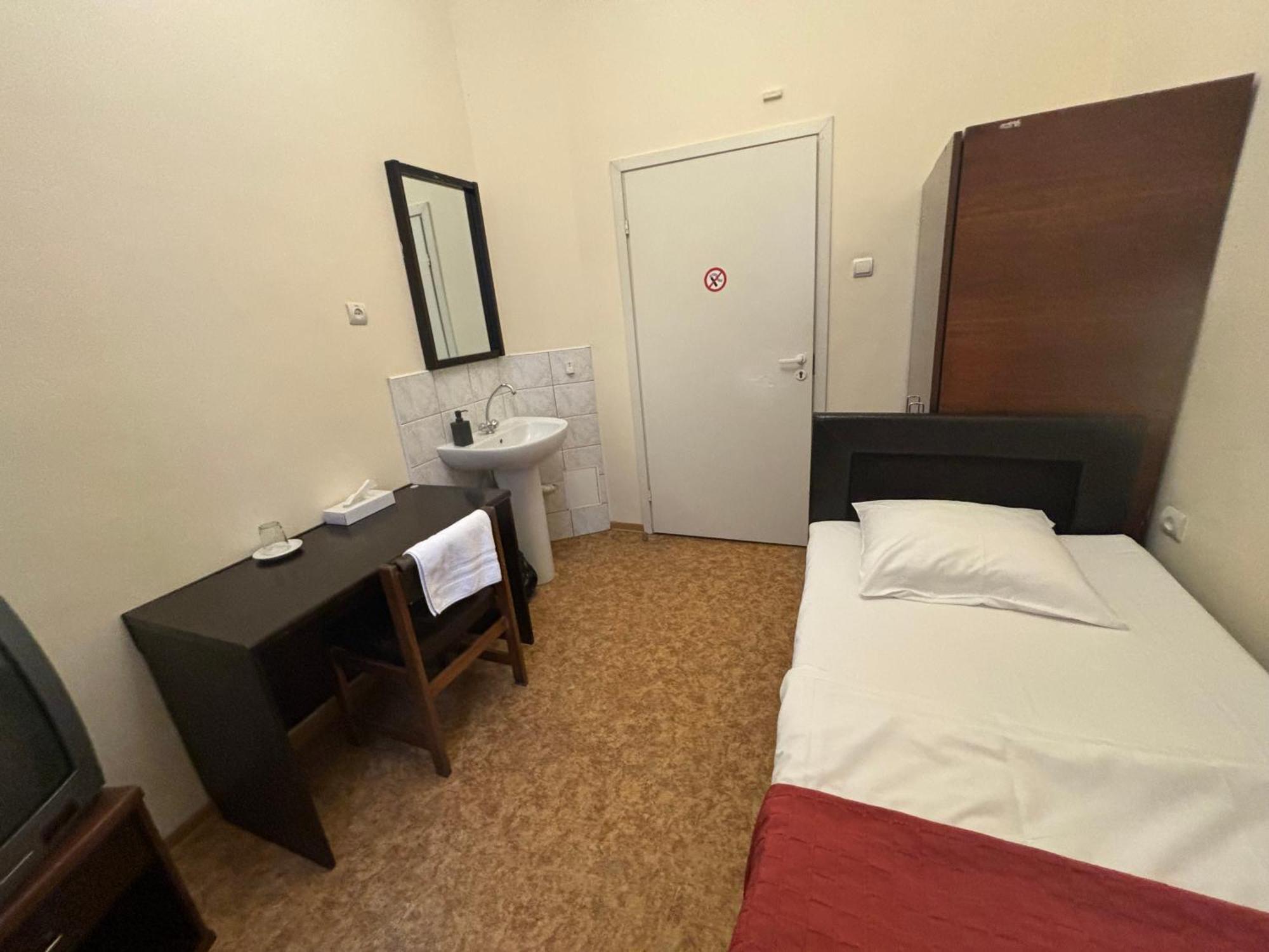 Hostel Viktorija With Private Rooms รีกา ภายนอก รูปภาพ